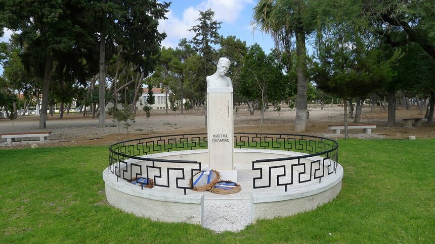 Памятник национальному поэту Греции Костису Паламасу в Никосии: фото 4