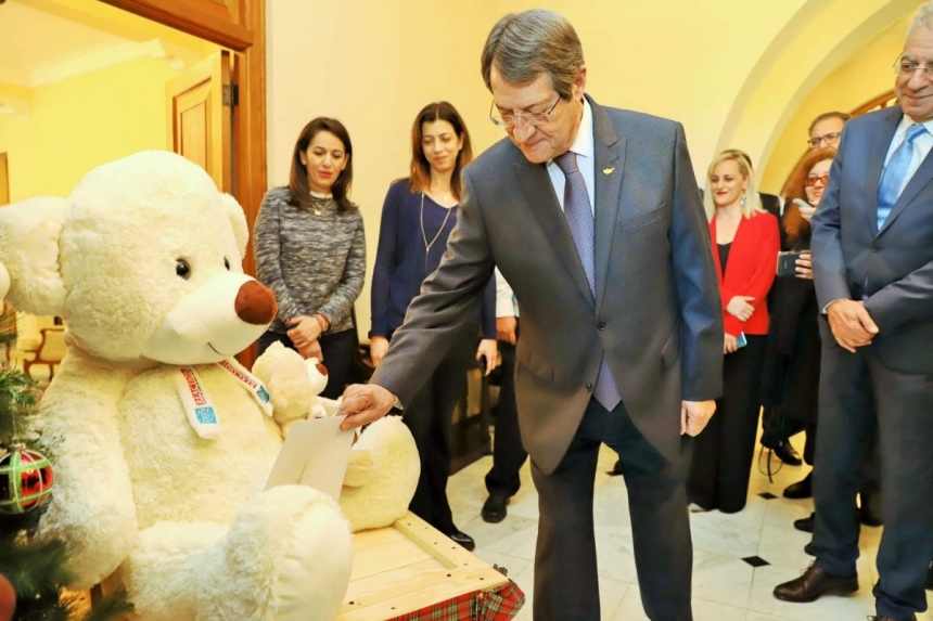 Президента Кипра посетил плюшевый мишка. С дружественным визитом (фото и видео): фото 2