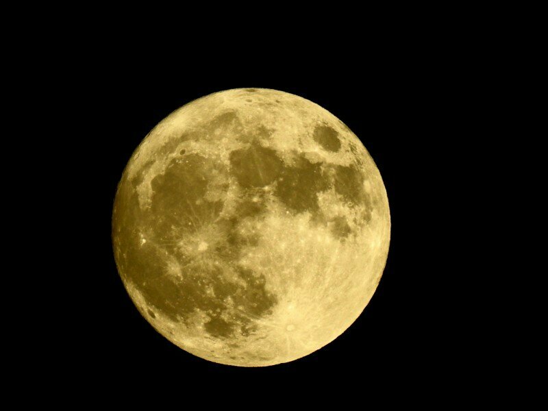 Редкая «голубая луна» осветила небо Кипра: фото 5