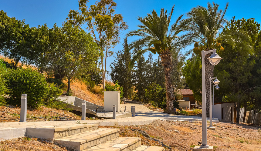 Отдых в тени кипрской сосны: парк с красочной детской площадкой в деревне Куклия на Кипре: фото 26