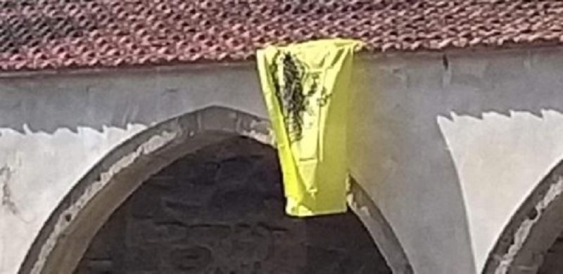 Кипрские националисты вывесили византийский флаг на мечети в Ларнаке: фото 2