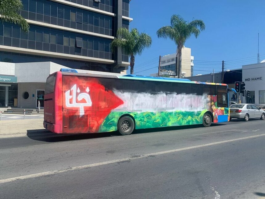 ​В Лимассоле неизвестные разрисовали автобус в поддержку Палестины: фото 2