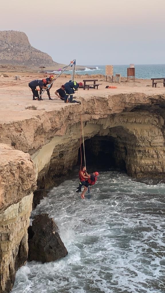 Кипрские спасатели эвакуировали туриста из затопленных пещер Каво Греко: фото 3
