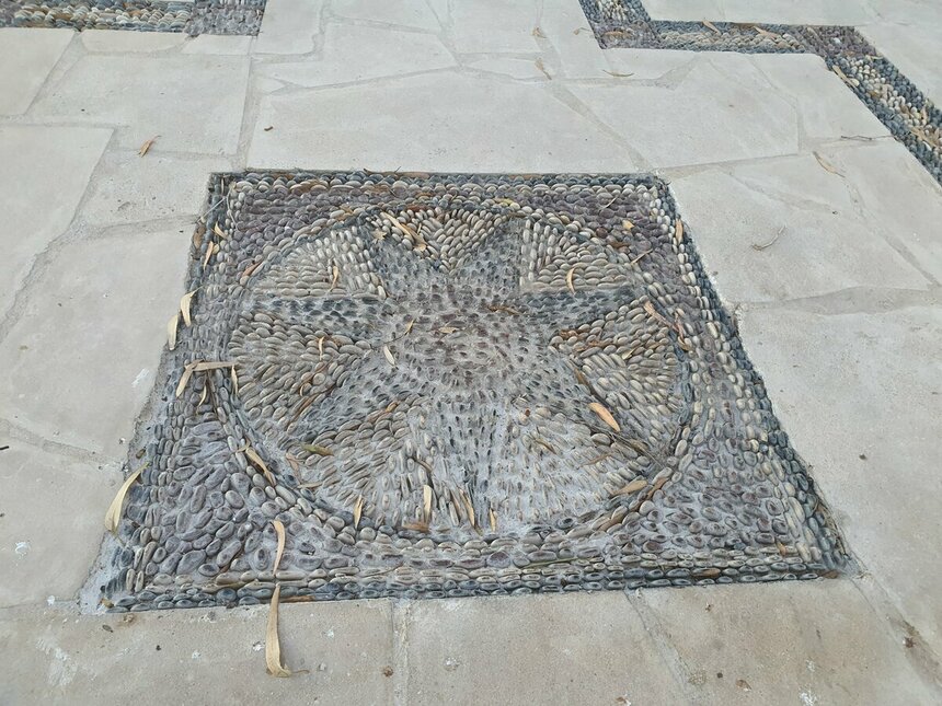 Красиво выложенная брусчатка на территории храма Святого Георгия на Кипре.