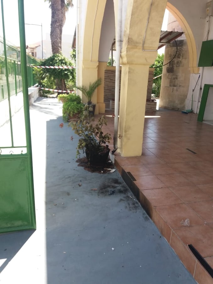 Неизвестные забросали коктейлями молотова мечеть в Лимассоле: фото 2