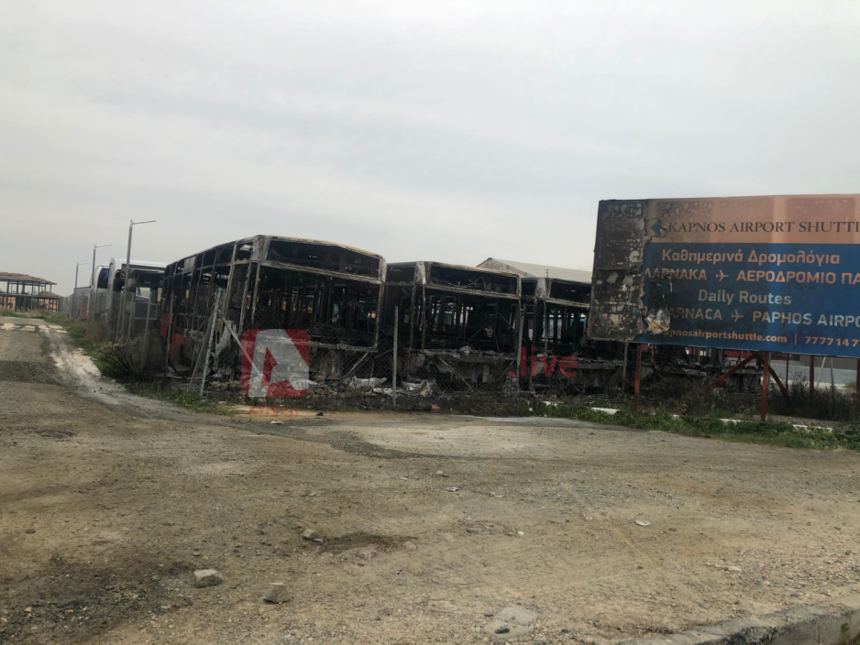 На автостоянке в Арадиппу сгорели дотла 8 автобусов : фото 3