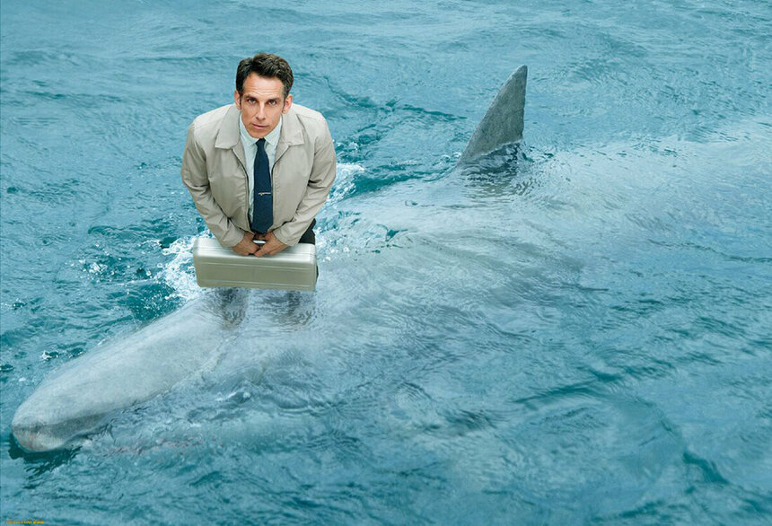 Уолтер Митти в море с чемоданом и акулой - https://kinoblogi.ru
