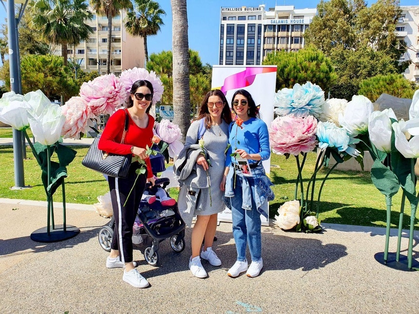 Редакция Cyprus Butterfly подарила жительницам Лимассола на 8 марта сотни роз: фото 51