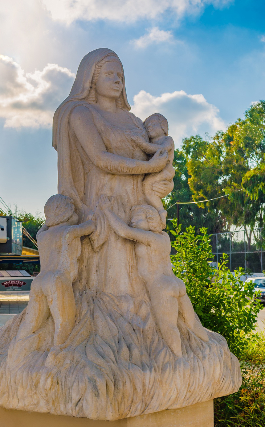 Скульптура многодетной матери в Пафосе: фото 3