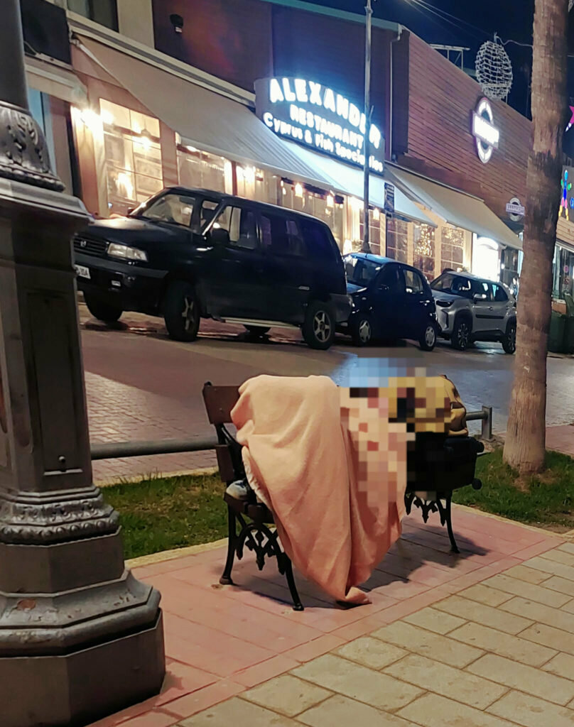 В Ларнаке бездомный из ЕС вынужден в заморозки спать на скамейке: фото 2