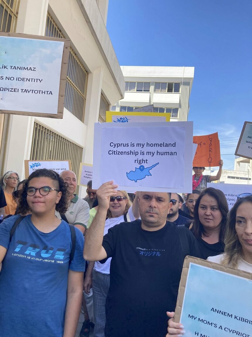 Протест в Никосии: дети от смешанных браков требуют гражданства Кипра: фото 2 Протест в Никосии: дети от смешанных браков требуют гражданства Кипра: фото 2