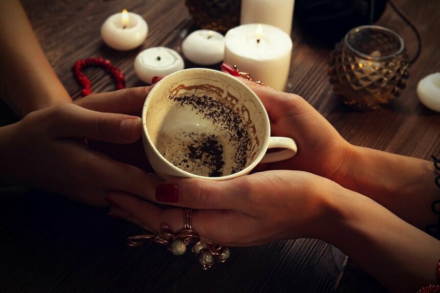 Чашка с кофейной гуще в руках у двух женщин - https://galinayanko.ru