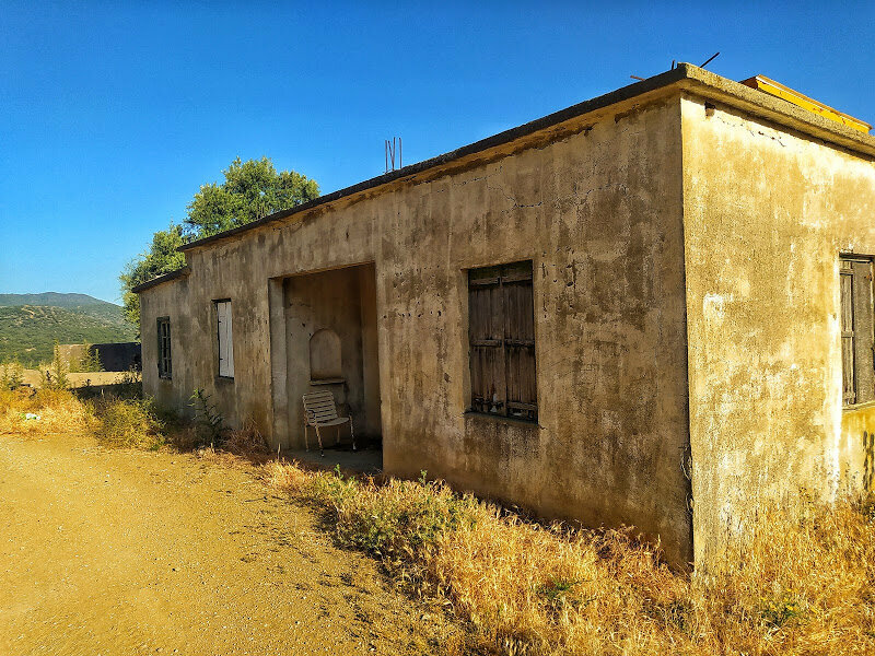 Дом стоящий на центральной дороге в деревне Киос
