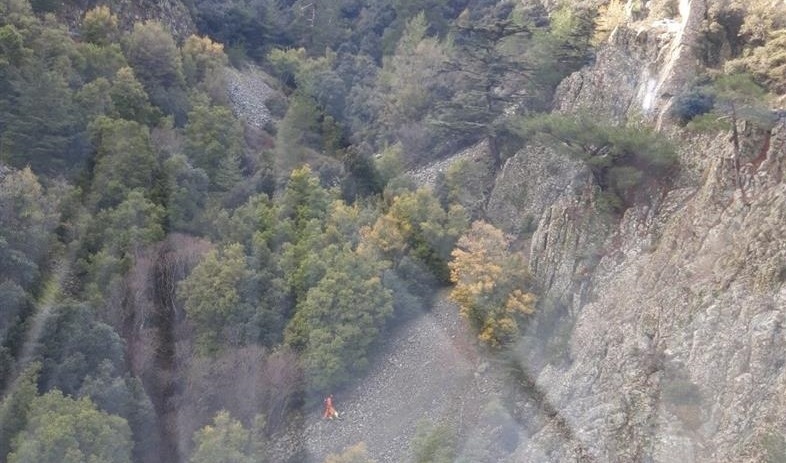 На Кипре скончалась женщина, упав с 30-метровой скалы: фото 2