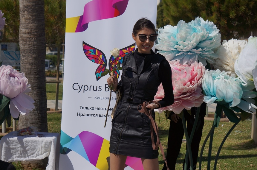 Редакция Cyprus Butterfly подарила жительницам Лимассола на 8 марта сотни роз: фото 39