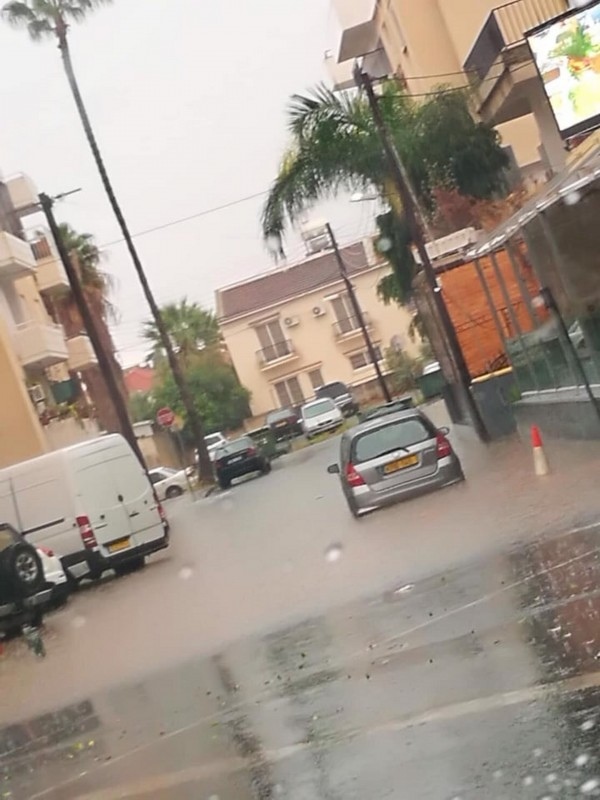 Торнадо, град, затопленные дороги и оползни: последствия сильного ливня на Кипре : фото 3
