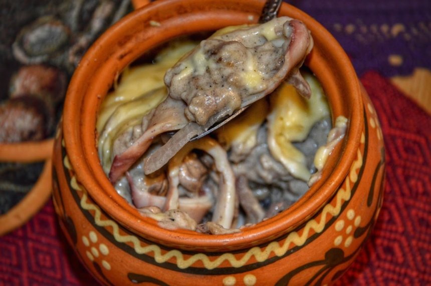 Вкуснейшие рецепты Кипра. Аппетитные горшочки из духовки — кольца кальмаров с шампиньонами и красным луком: фото 31