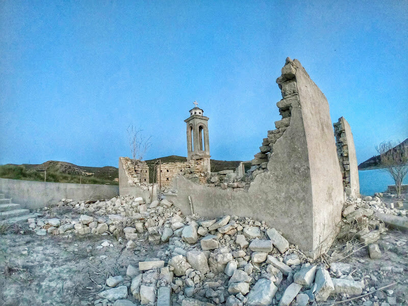 Вид сбоку на разрушенную церковь Святого Николая в старой деревне Аласса