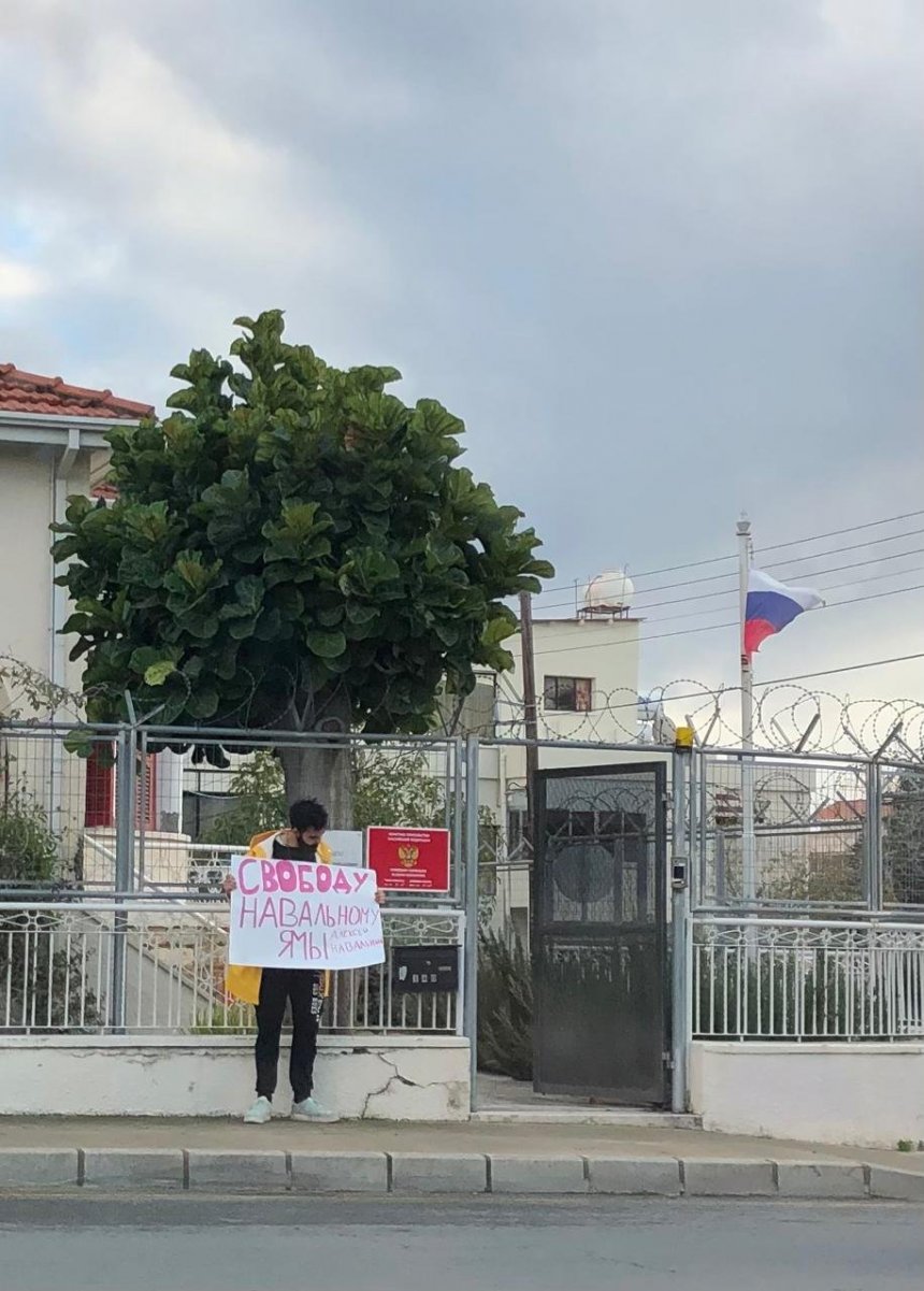 ​На Кипре прошел одиночный пикет в поддержку Навального: фото 3