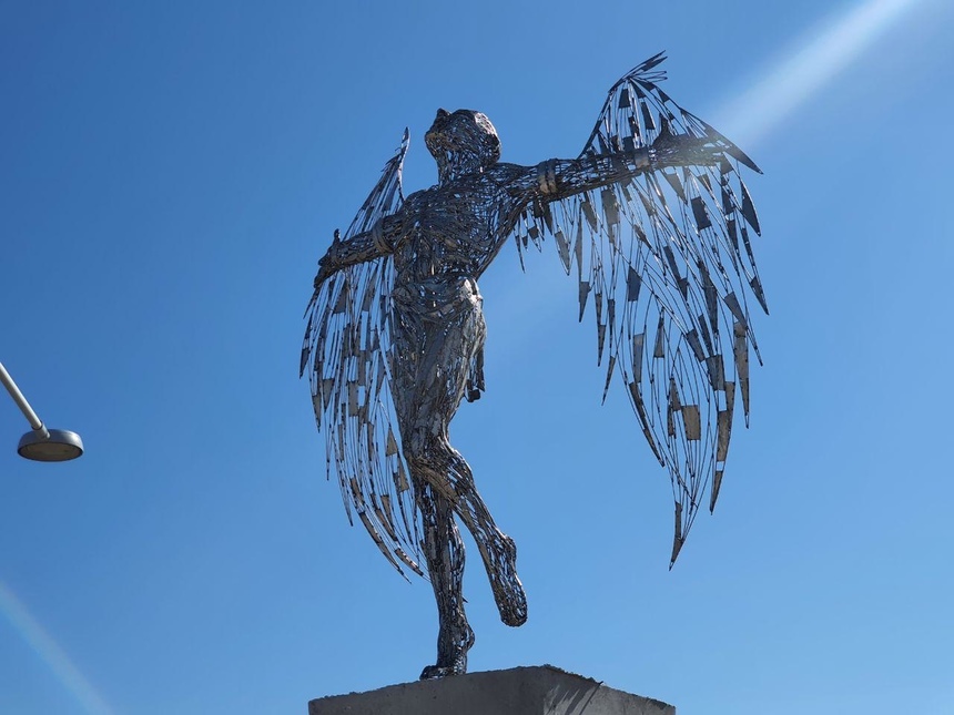 На набережной Айя-Напы установили скульптуру Икара: фото 3