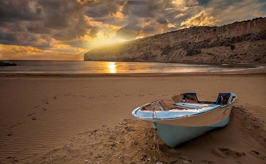 Красивый закат на Кипре, пляж Аполлона в Лимассоле.