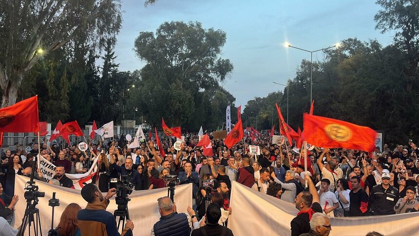 Турко-киприоты устроили масштабный митинг против легализации хиджабов в школах: фото 4 Турко-киприоты устроили масштабный митинг против легализации хиджабов в школах: фото 4