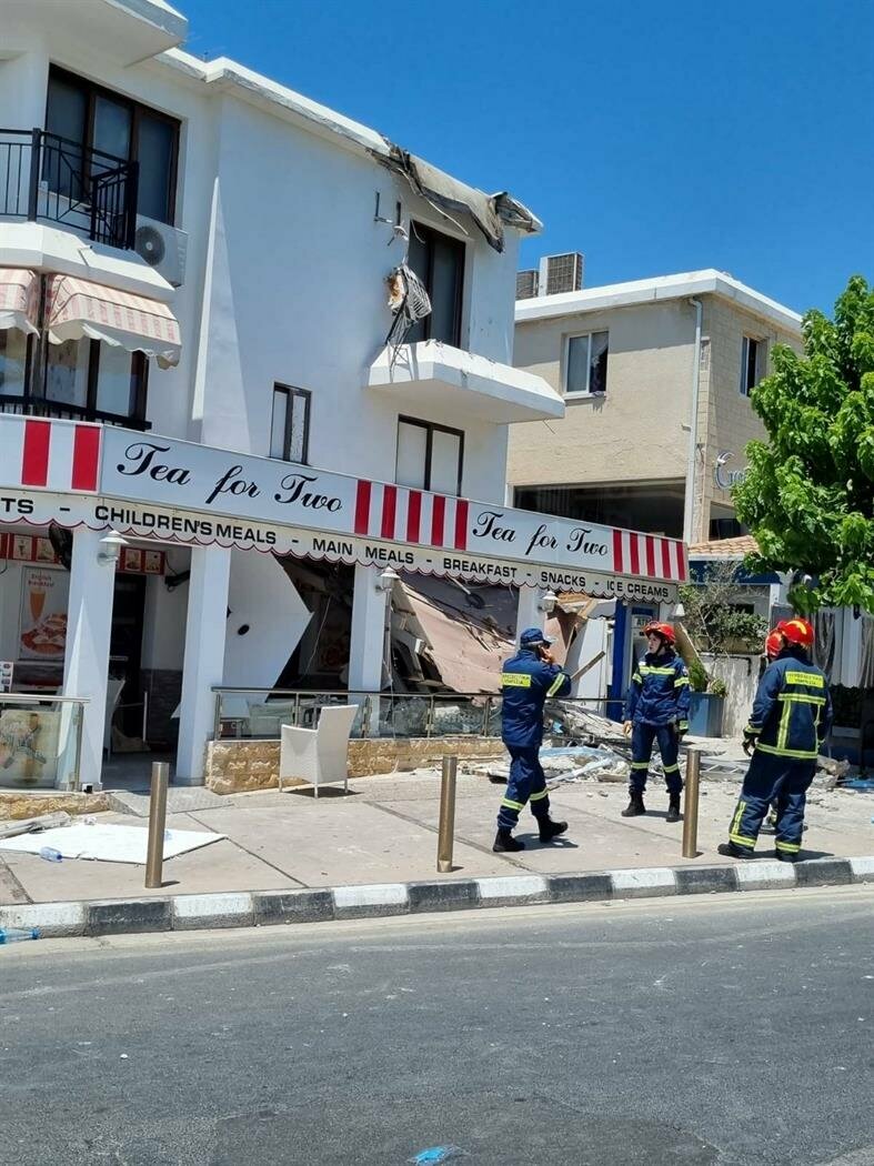 В Пафосе на летнюю веранду ресторана рухнул очередной балкон: фото 4