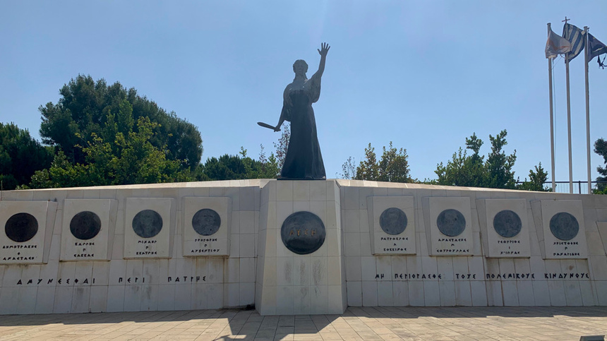 Памятник в Ларнаке в честь бойцов из деревни Лиси: фото 2