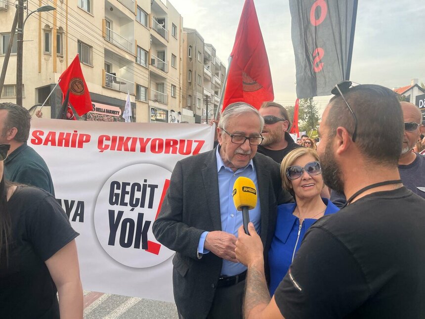 Турко-киприоты устроили масштабный митинг против легализации хиджабов в школах: фото 2 Турко-киприоты устроили масштабный митинг против легализации хиджабов в школах: фото 2