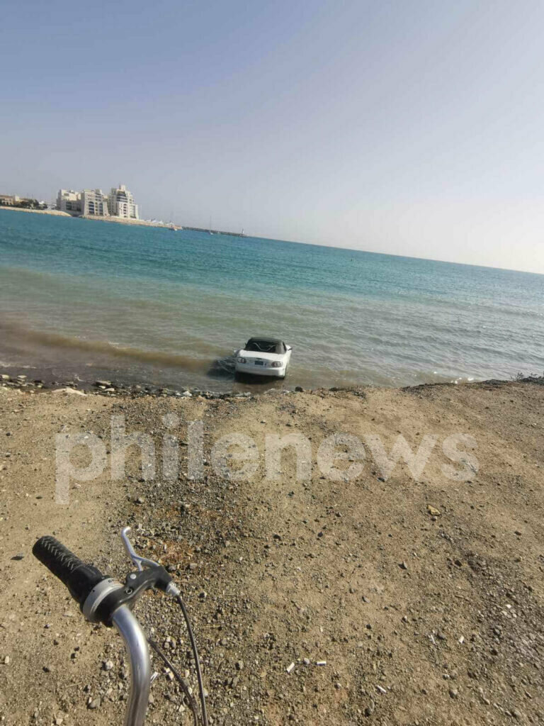 В Лимассоле мужчина столкнул автомобиль в море и скрылся: фото 2 В Лимассоле мужчина столкнул автомобиль в море и скрылся: фото 2