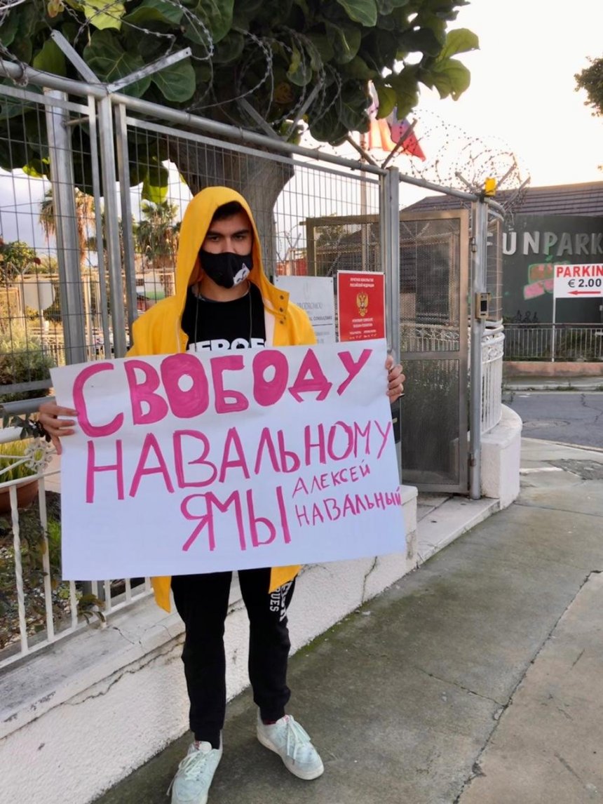 ​На Кипре прошел одиночный пикет в поддержку Навального: фото 2