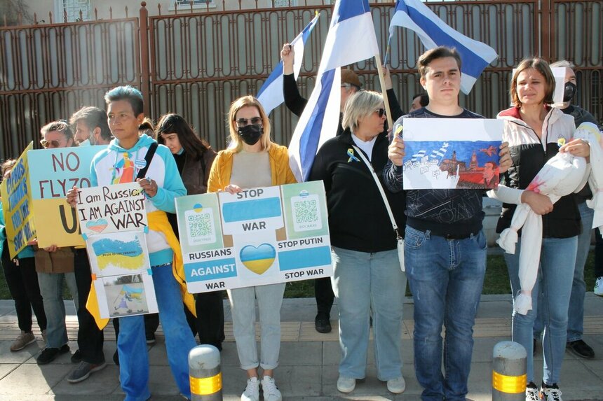 У здания посольства РФ в Никосии прошла массовая акция протеста: фото 2