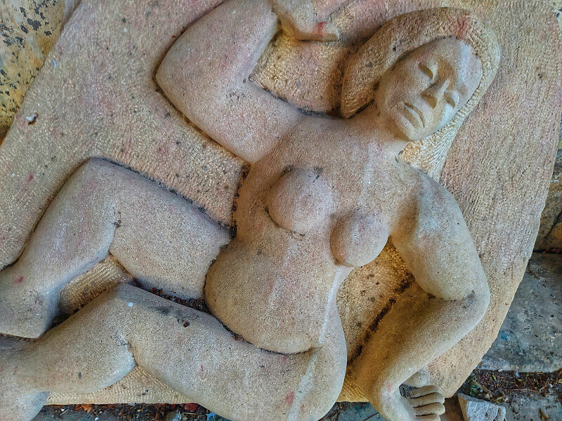 Скульптура обнаженной женщины
