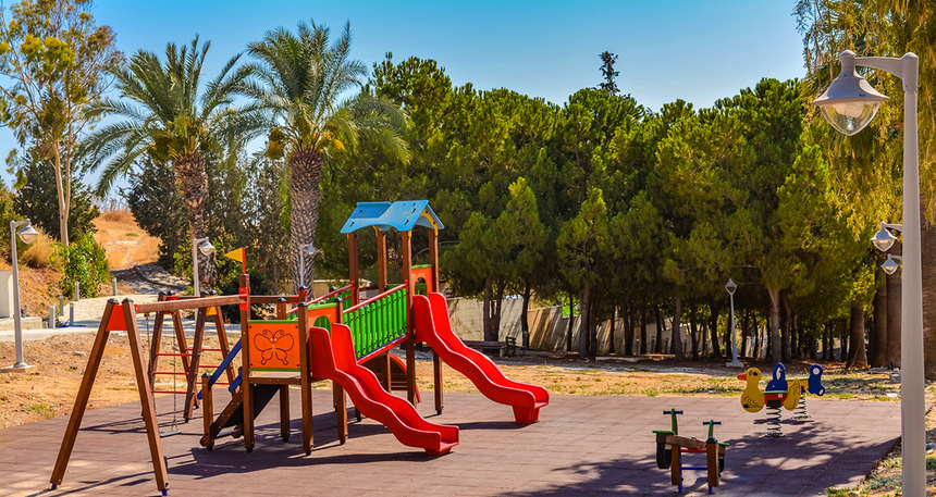 Отдых в тени кипрской сосны: парк с красочной детской площадкой в деревне Куклия на Кипре: фото 5