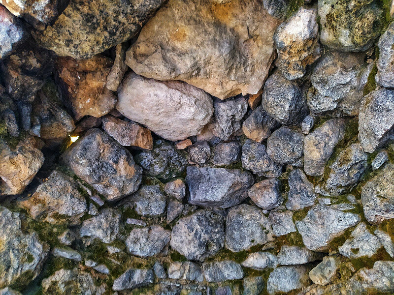 Сложенные друг на друга камни возле святой пещеры