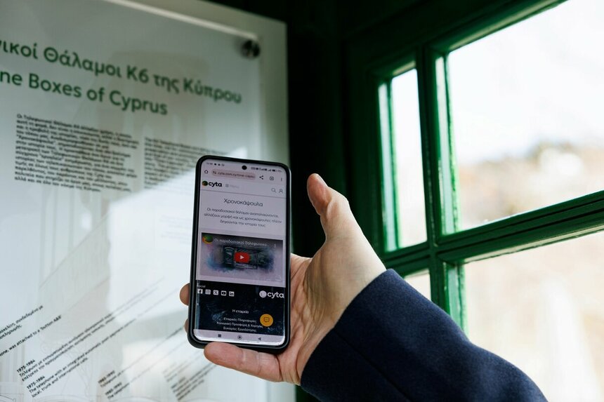Телефонную будку на Кипре превратили в капсулу времени: фото 2 Телефонную будку на Кипре превратили в капсулу времени: фото 2
