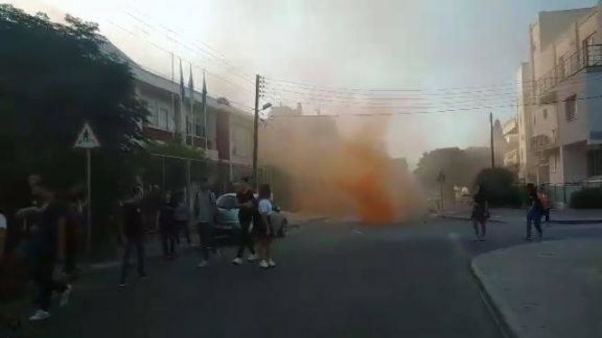 Новый учебный год в школах Кипра начался с митингов и дымовых шашек: фото 2