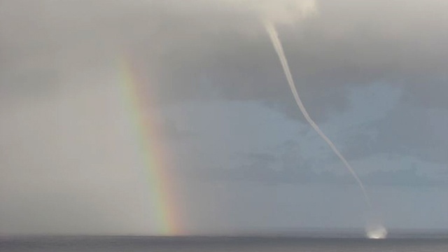 У берегов Кипра вновь появилось торнадо: на этот раз с радугой: фото 5
