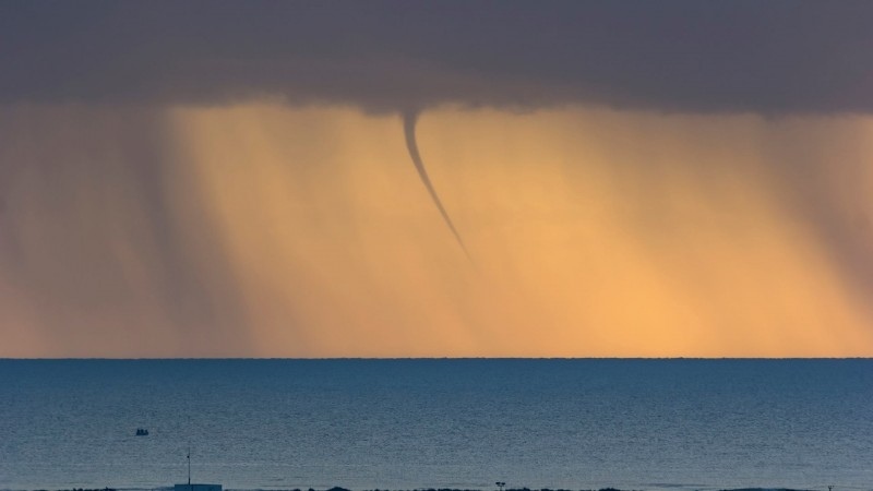У берегов Кипра вновь появилось торнадо: на этот раз с радугой: фото 3