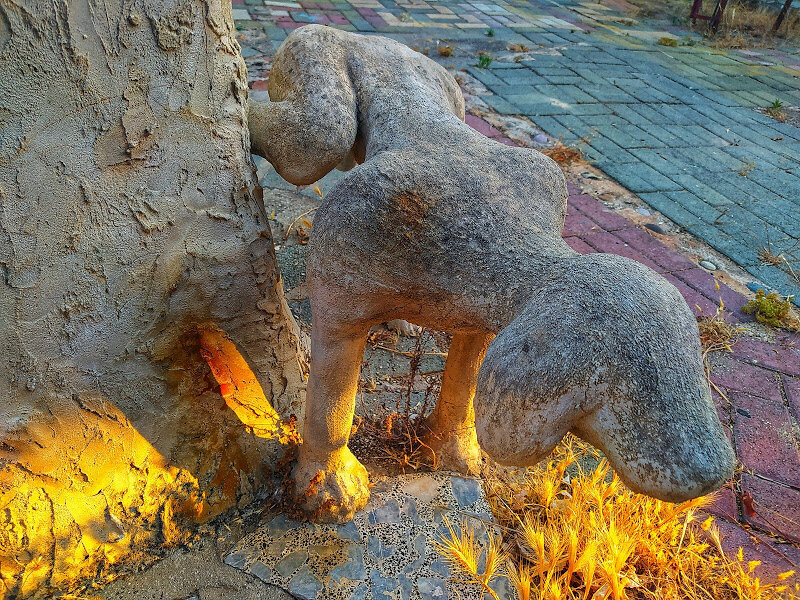 Скульптура писающей собаки