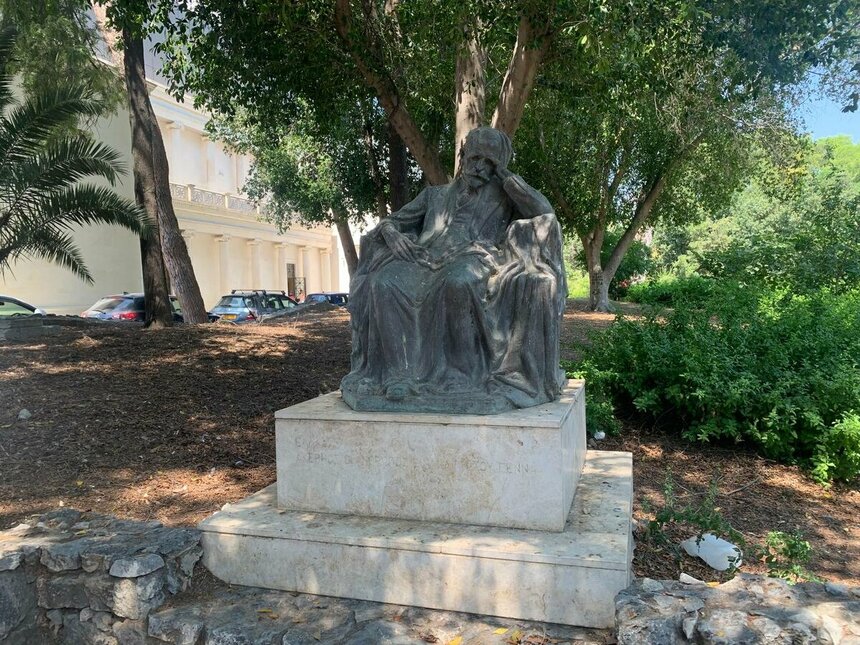 Памятник национальному поэту Греции Костису Паламасу в Никосии: фото 3