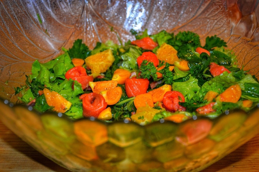 Лучшие рецепты здоровой кухни Кипра. Вкус, способный покорить миллионы гурманов, — салат с семгой, физалисом и сладким апельсином. Простой и быстрый в приготовлении: фото 29