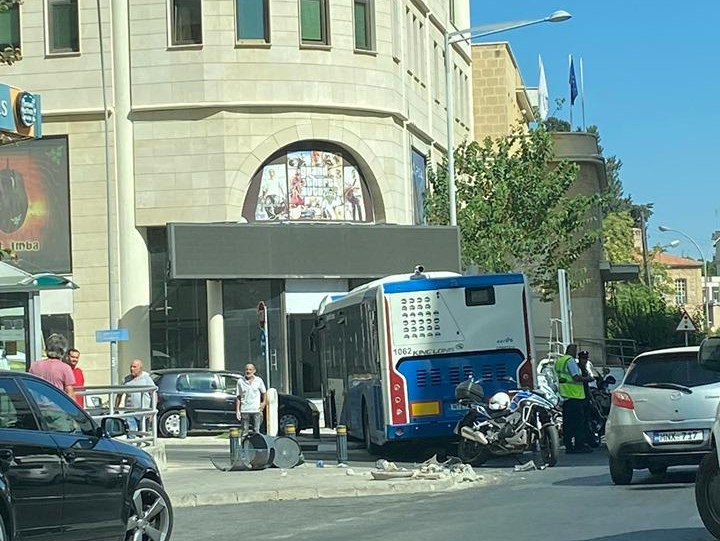 На Кипре продолжается восстание автобусов-убийц: фото 3