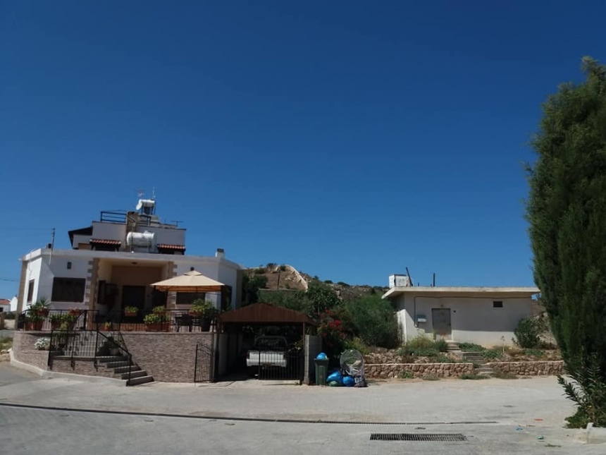 ​На краю земли: остров-скала и деревня маронитов на Кипре: фото 25