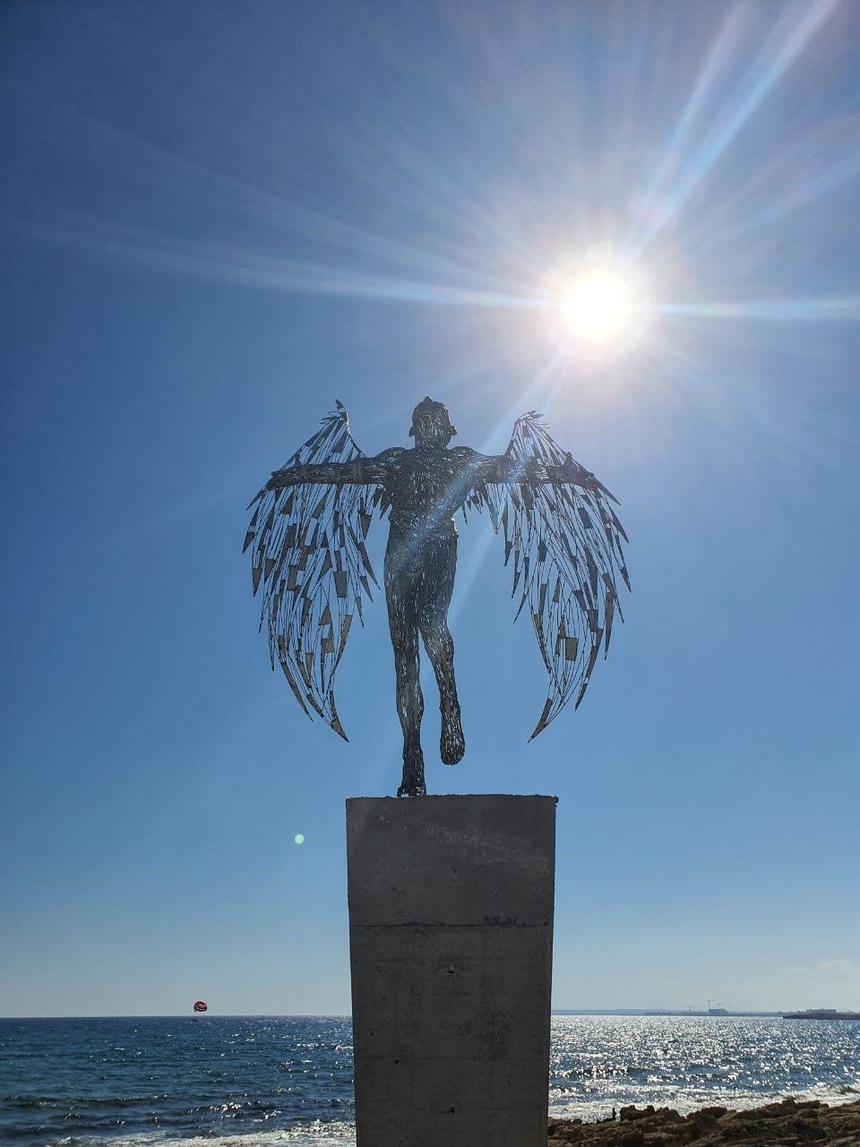 На набережной Айя-Напы установили скульптуру Икара: фото 2