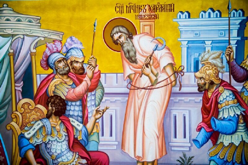 На иконе изображено, как солдаты мучают святого Харалампия железным крюком пия