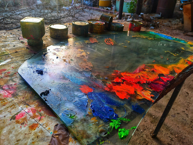 Стол с красками во дворе колледжа искусства