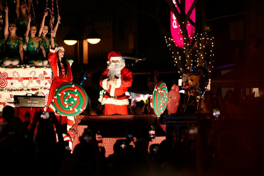 В Лимассоле зажглась главная елка города: фото 2