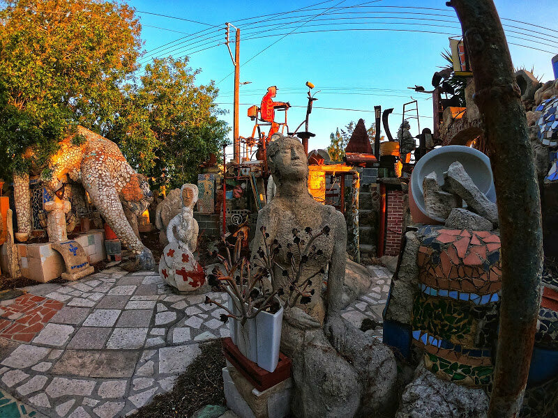 Скульптуры в деревне Лемпа. Колледж искусств Стасса Параскоса