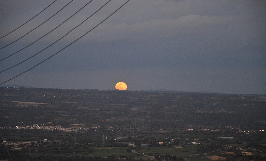 Большая снежная Луна взошла над Кипром: фото 4